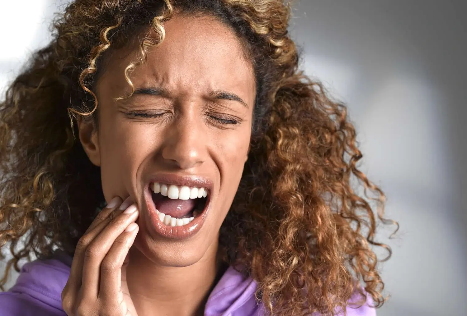 How Can You Soothe Sensitivity After a Teeth Whitening Session Solihull?